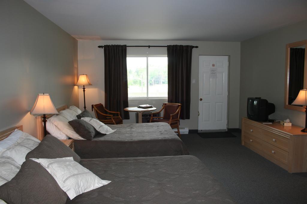 La Cuillere A Pot Hotel Saint-Donat-de-Montcalm Bilik gambar
