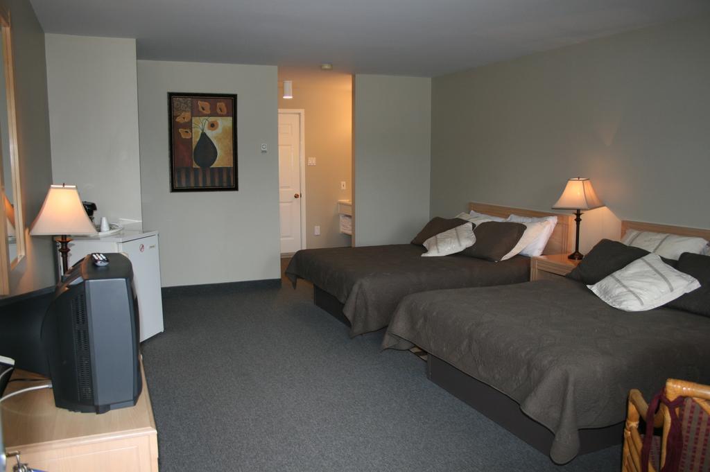 La Cuillere A Pot Hotel Saint-Donat-de-Montcalm Bilik gambar